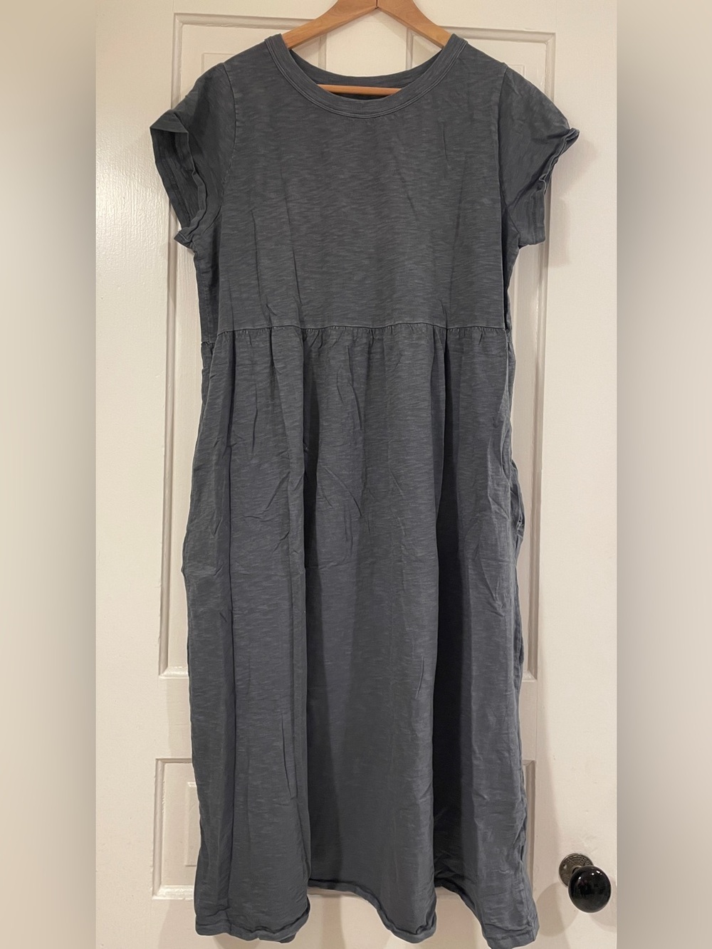 NWOT - Universal Thread Gray Short-Sleeve Midi Jersey Dress